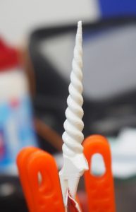 Alfiler de corbata impreso en 3D con forma de cuerno de unicornio. Detalle