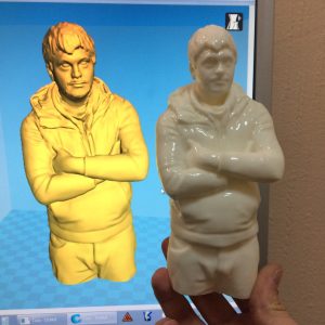 Impresión 3D de una figura humana|3D printing of a human figurine|3д печать фигурки человека