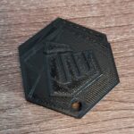 Impresión en 3D de una insignia con emblema. Piezas impresas | 3D printing of a badge with emblem. Printed part