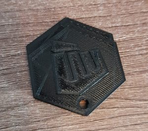 Impresión en 3D de una insignia con emblema. Piezas impresas | 3D printing of a badge with emblem. Printed part