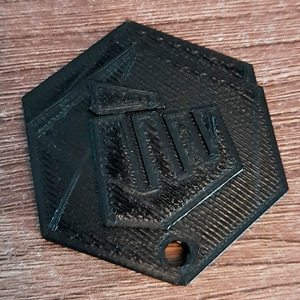 Impresión en 3D de una insignia con emblema | 3D printing of a badge with emblem